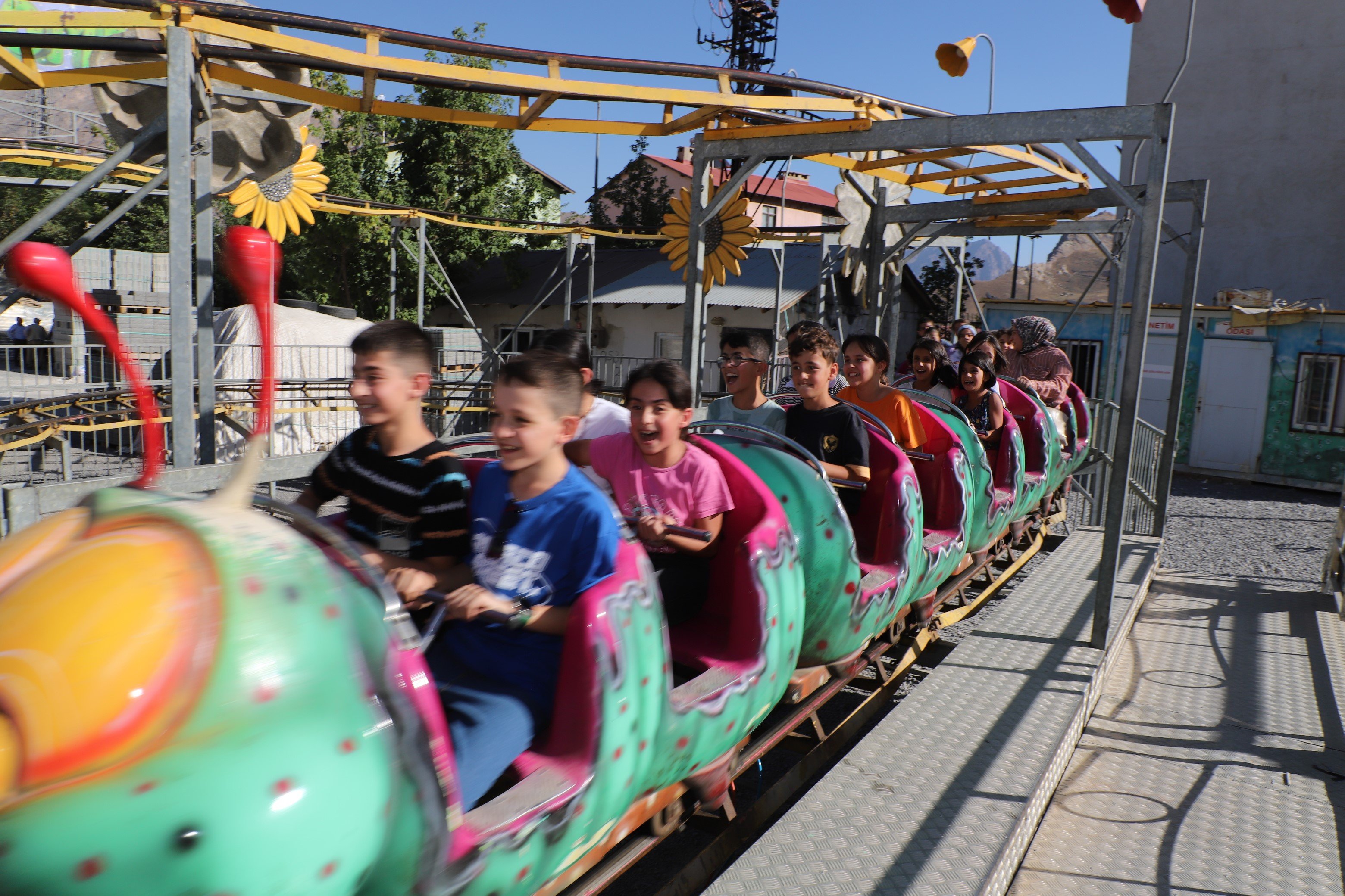 saray-lunapark-acildi-cocuklar-mutluluktan-uctu-yenicag-3.jpg