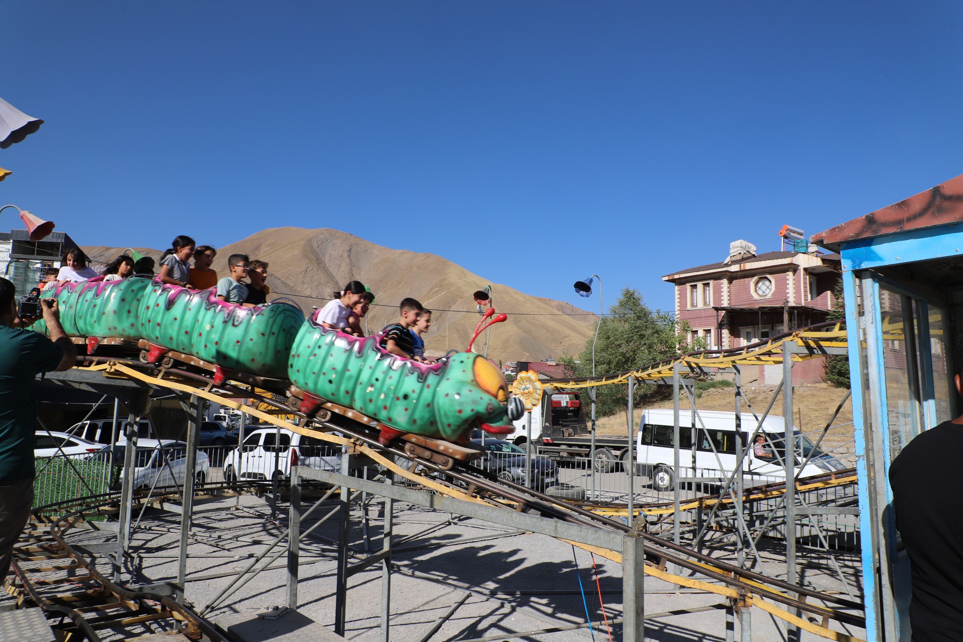 saray-lunapark-acildi-cocuklar-mutluluktan-uctu-yenicag-4.jpg