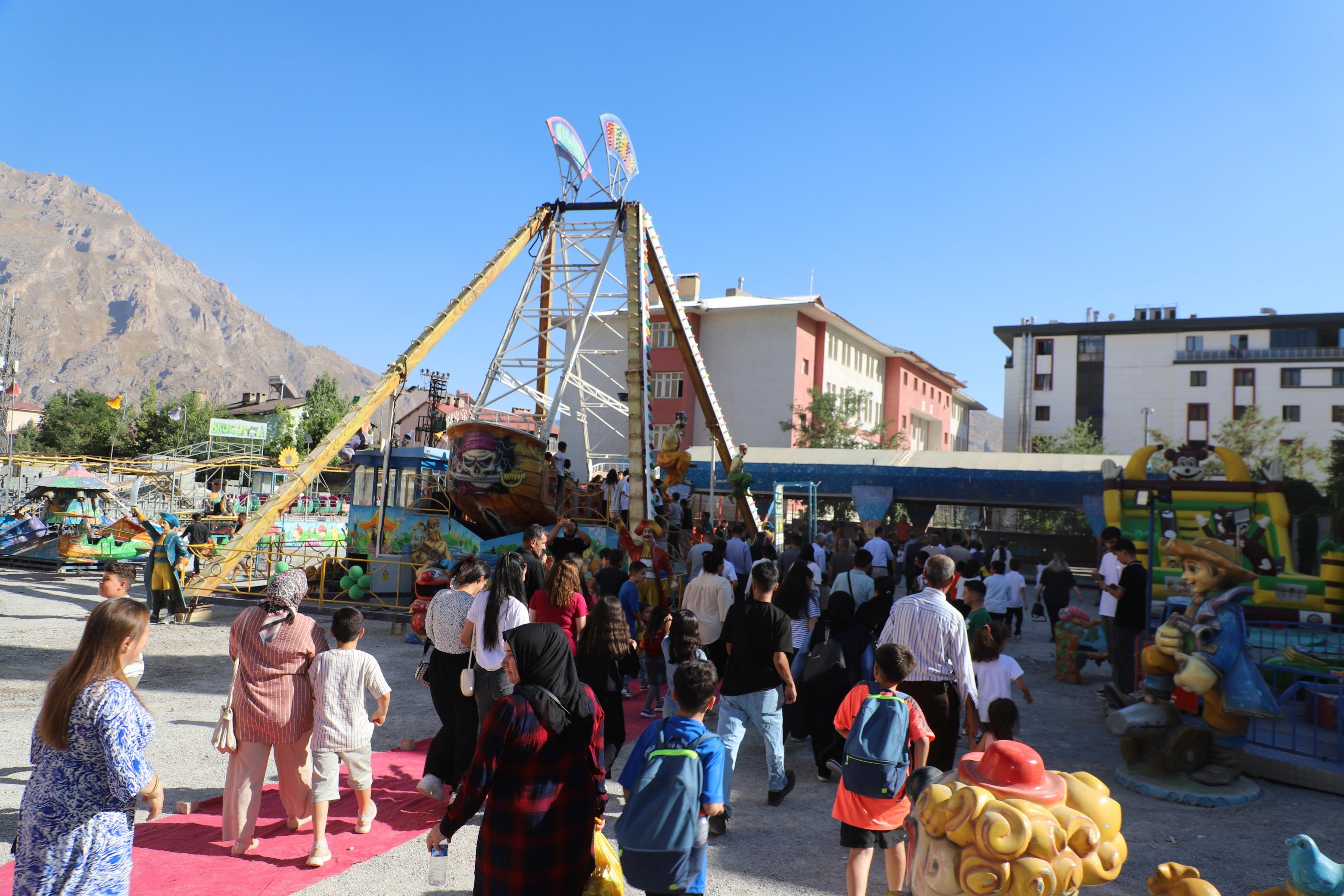 saray-lunapark-acildi-cocuklar-mutluluktan-uctu-yenicag-5.jpg