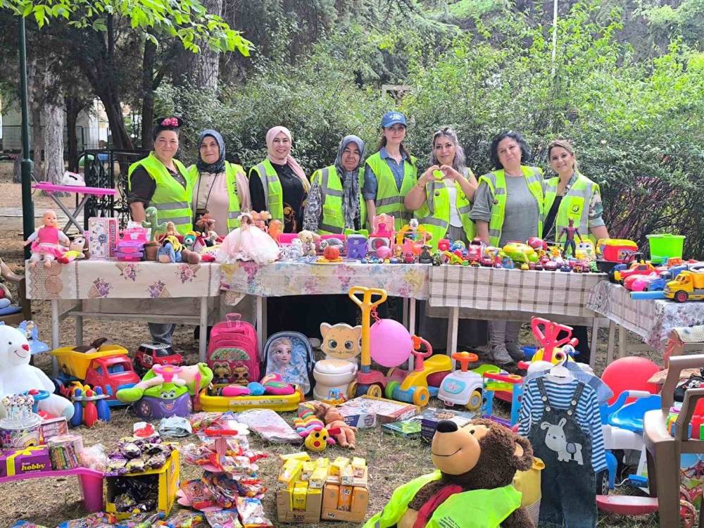 Hayırseverler çadır kentte kalan çocukları sevindirdi