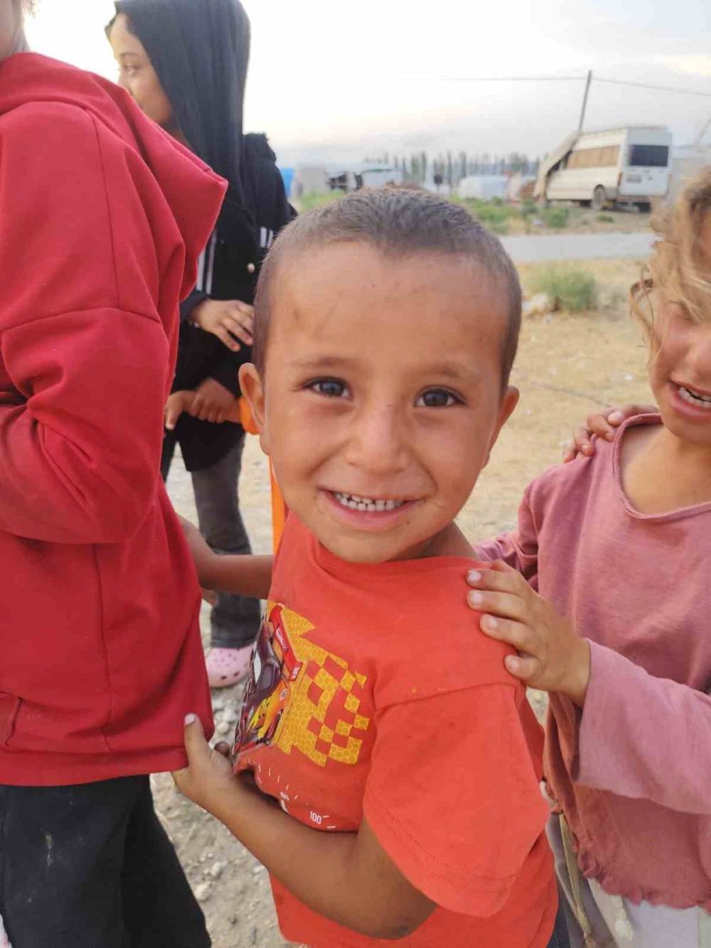 Hayırseverler çadır kentte kalan çocukları sevindirdi