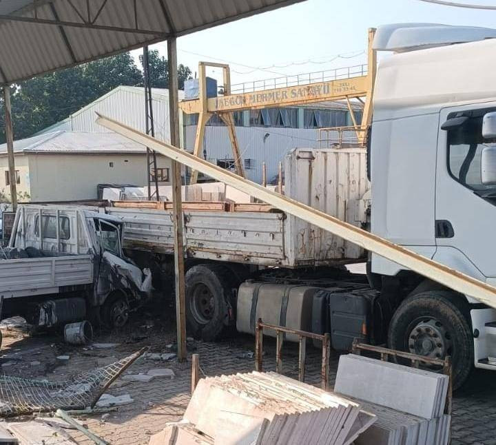 İnegöl'de feci kaza! Kamyonet korkulukları aşıp TIR’a çarptı