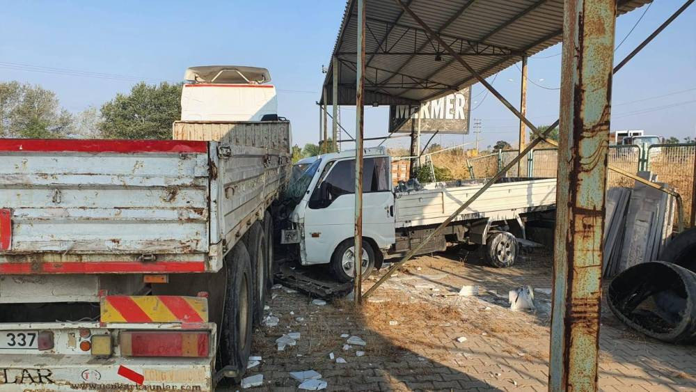 İnegöl'de feci kaza! Kamyonet korkulukları aşıp TIR’a çarptı