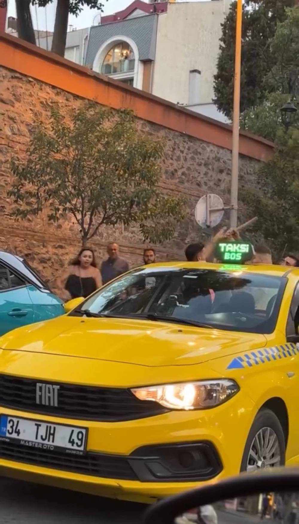 ‘Kolumu sıktın’ çığlığı! Nişantaşı’nda trafik kavgası