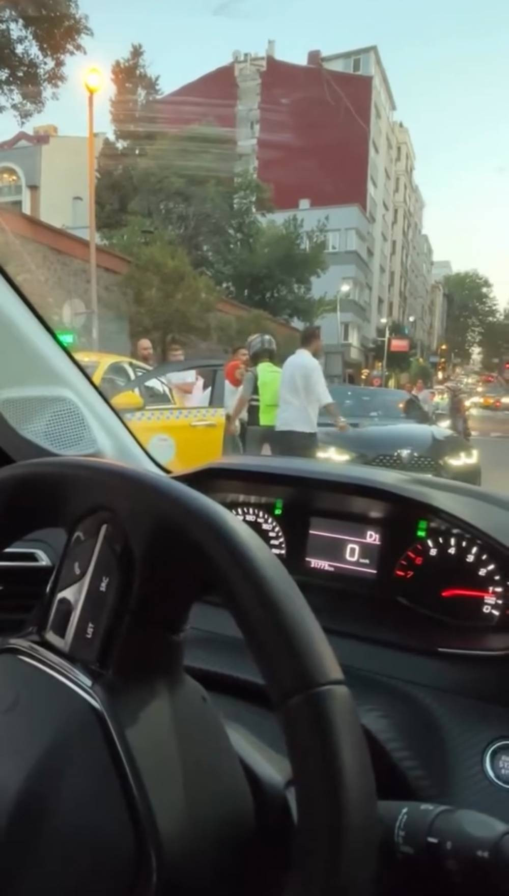 ‘Kolumu sıktın’ çığlığı! Nişantaşı’nda trafik kavgası