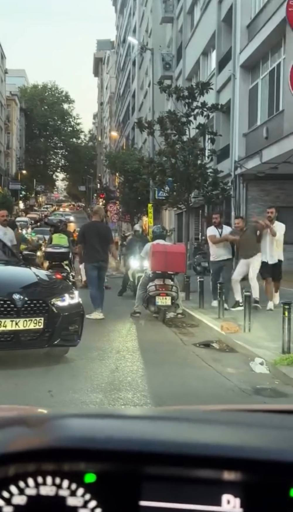 ‘Kolumu sıktın’ çığlığı! Nişantaşı’nda trafik kavgası