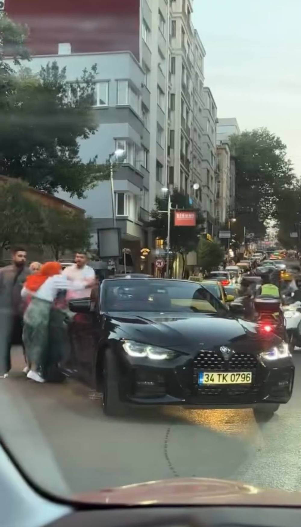 ‘Kolumu sıktın’ çığlığı! Nişantaşı’nda trafik kavgası