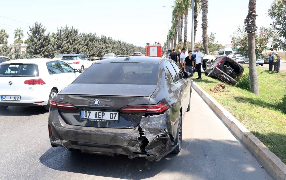Zincirleme kaza! Polis aracı hurdaya döndü