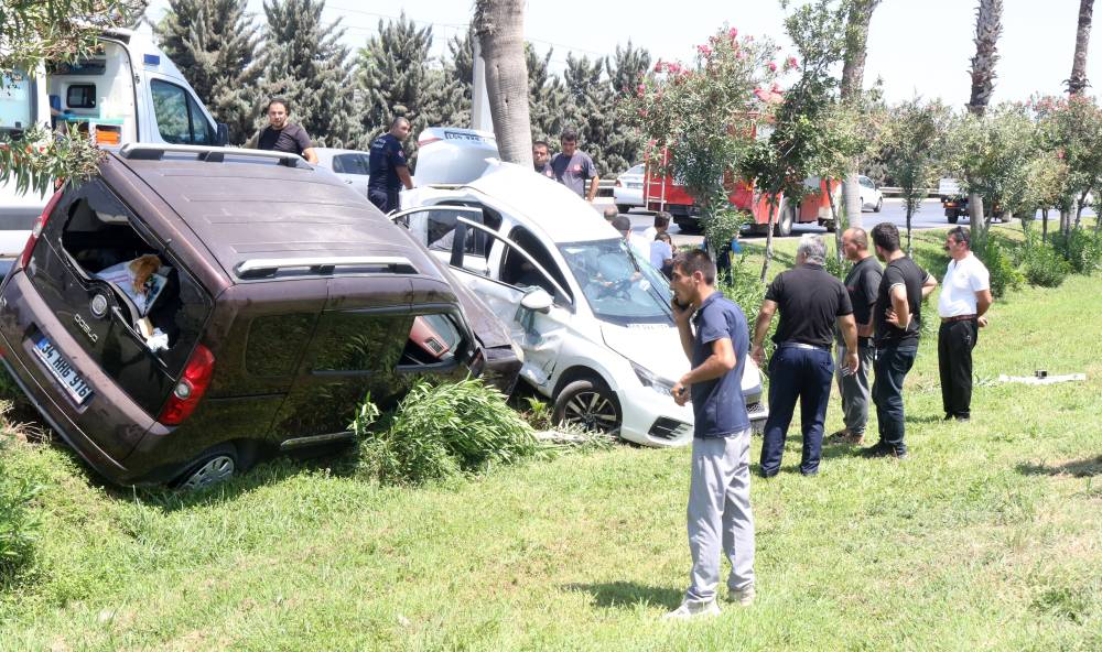 Zincirleme kaza! Polis aracı hurdaya döndü