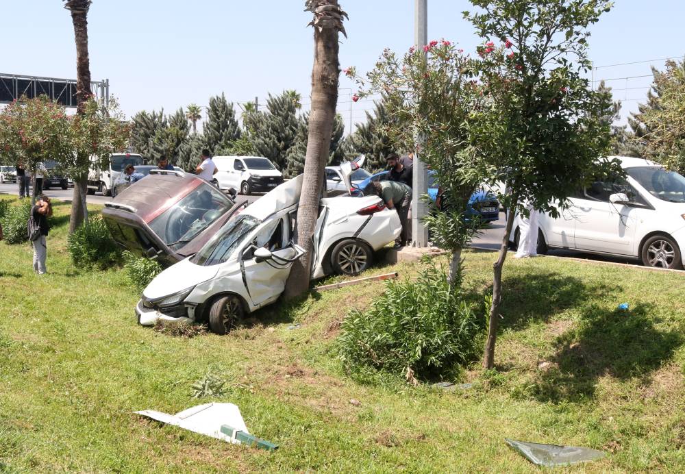 Zincirleme kaza! Polis aracı hurdaya döndü