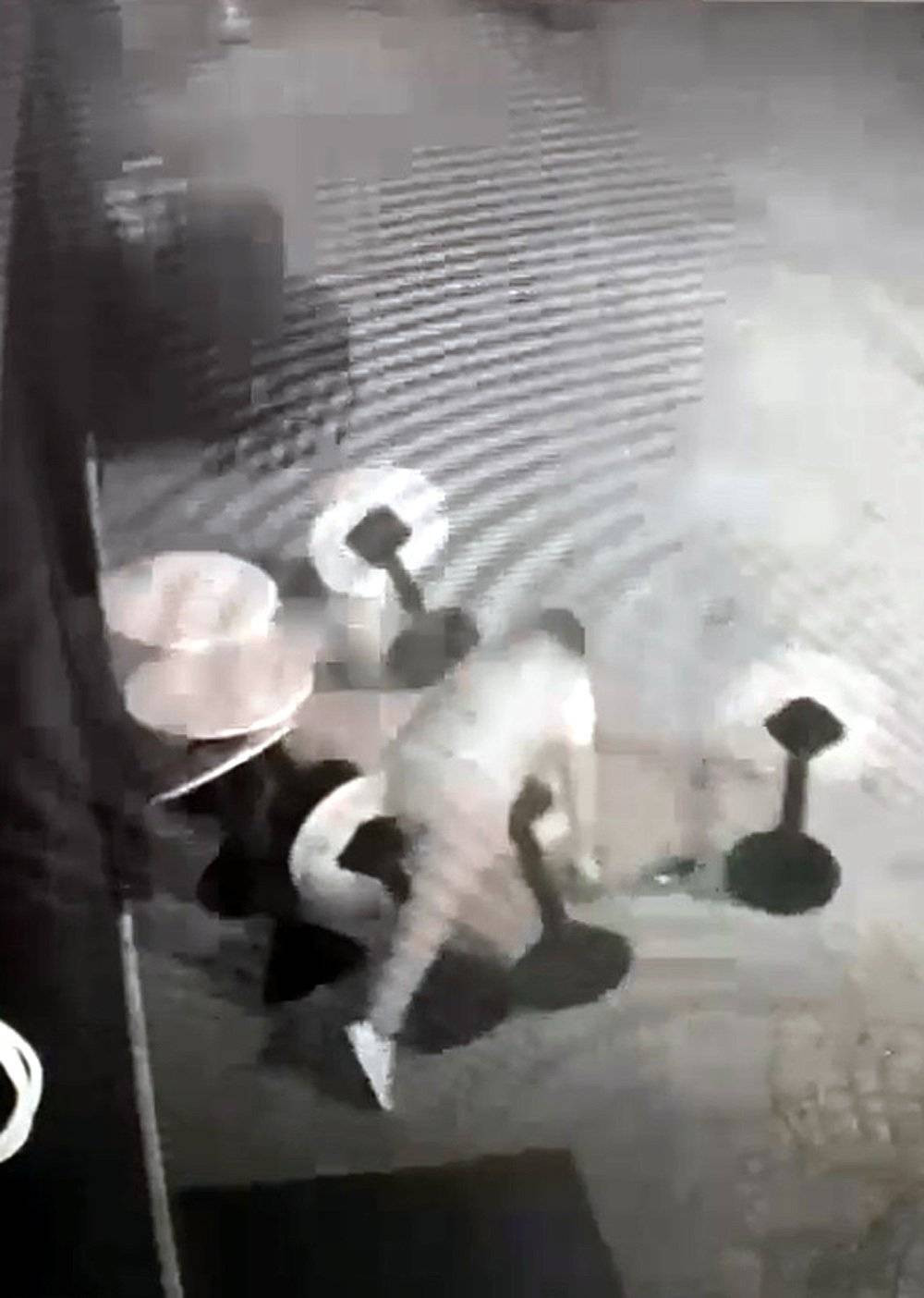 Masaları devirdi, topladı! Kalktı kameraya dönüp özür diledi