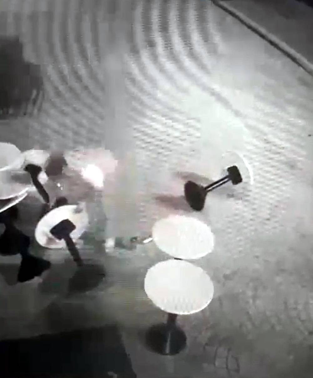 Masaları devirdi, topladı! Kalktı kameraya dönüp özür diledi