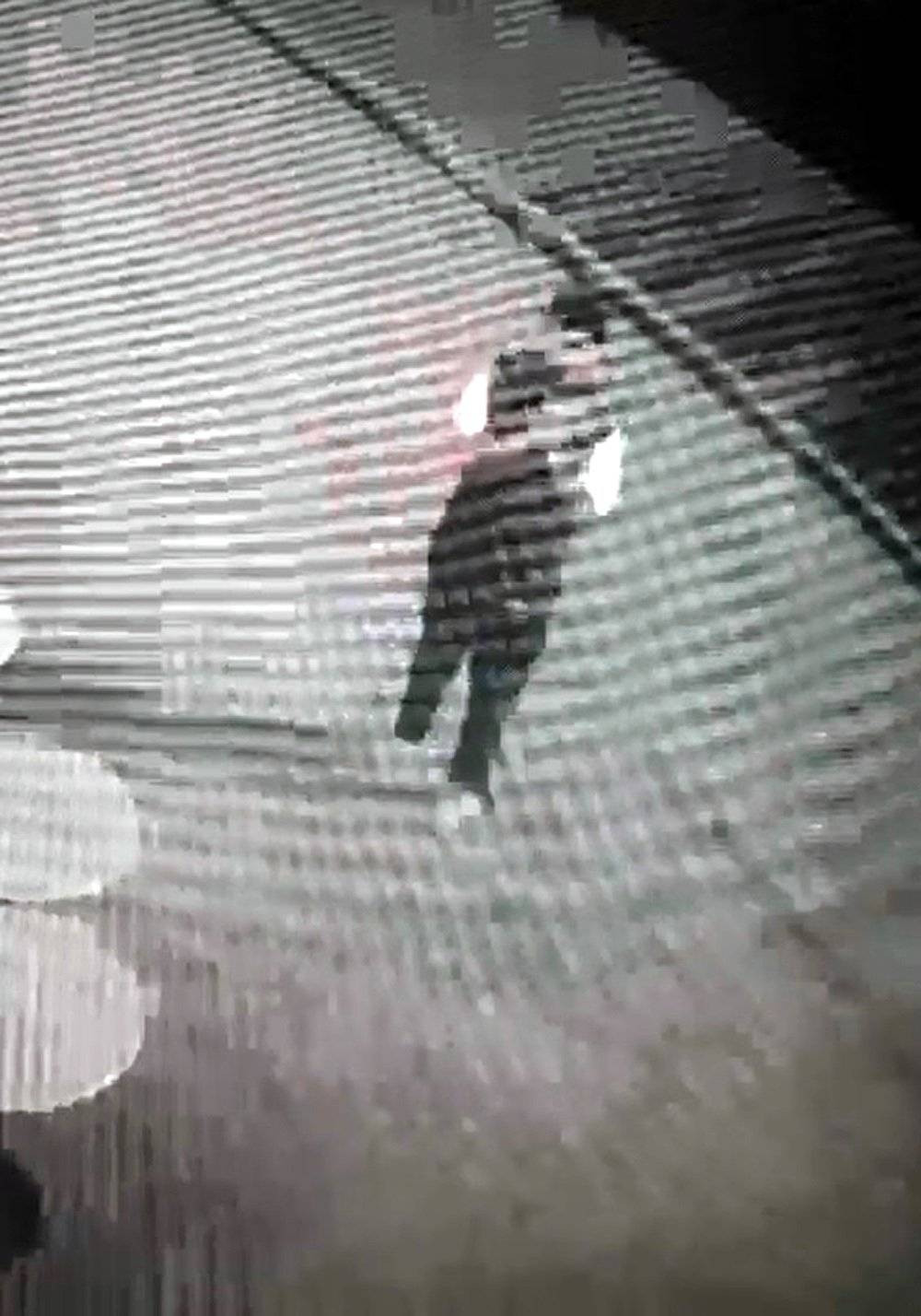 Masaları devirdi, topladı! Kalktı kameraya dönüp özür diledi