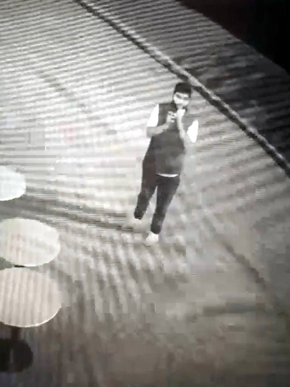 Masaları devirdi, topladı! Kalktı kameraya dönüp özür diledi