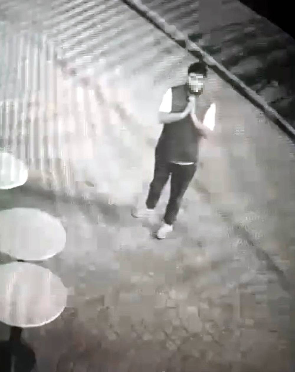 Masaları devirdi, topladı! Kalktı kameraya dönüp özür diledi