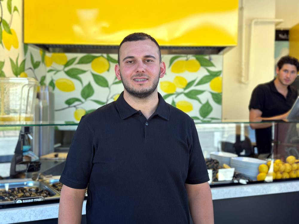 Masaları devirdi, topladı! Kalktı kameraya dönüp özür diledi