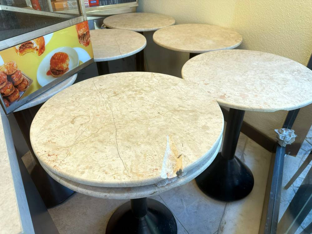 Masaları devirdi, topladı! Kalktı kameraya dönüp özür diledi