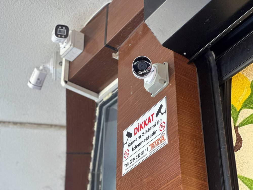 Masaları devirdi, topladı! Kalktı kameraya dönüp özür diledi