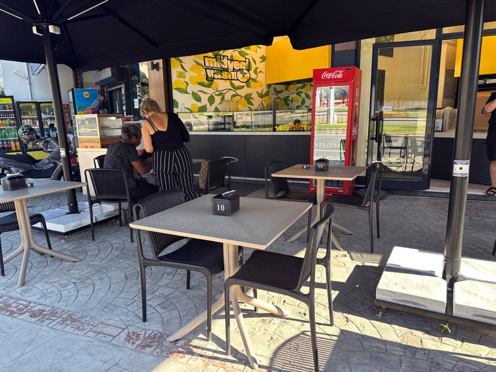 Masaları devirdi, topladı! Kalktı kameraya dönüp özür diledi