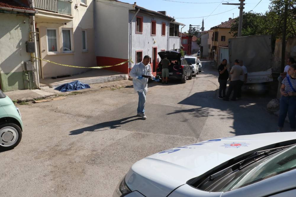 Yaşlı adam evinin önünde ölü bulundu