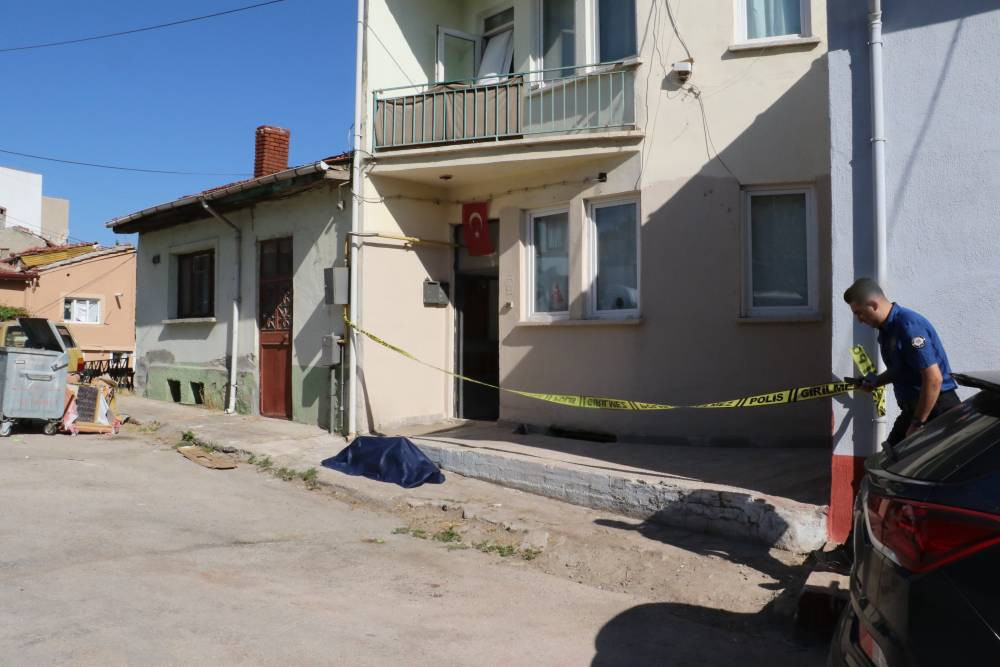 Yaşlı adam evinin önünde ölü bulundu