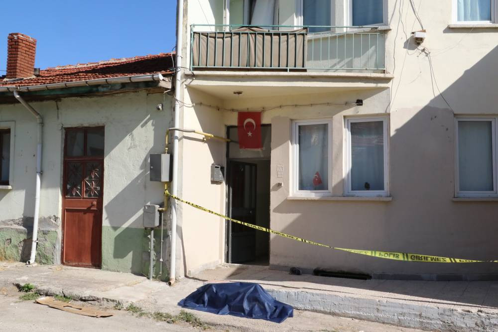 Yaşlı adam evinin önünde ölü bulundu