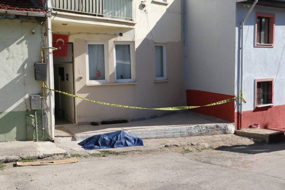 Yaşlı adam evinin önünde ölü bulundu