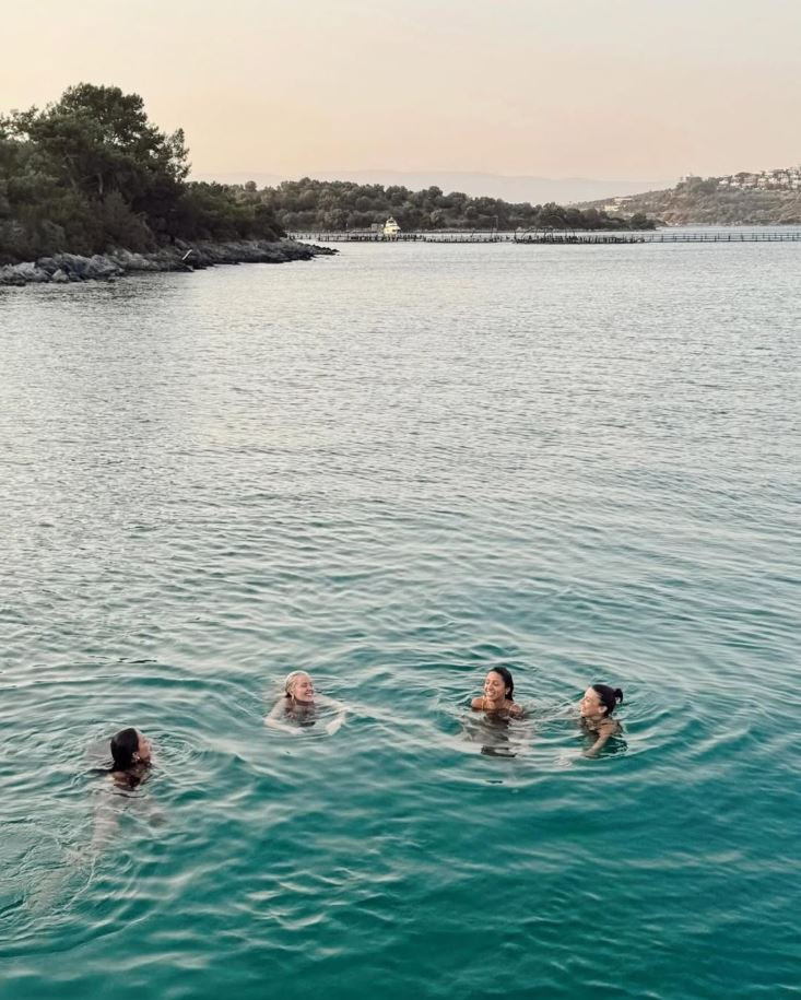 zeynep-bastikin-deniz-keyfi-kizlarla-tekne-partisi-dunya-guzellerim-paylasimi-yenicag-2.jpg