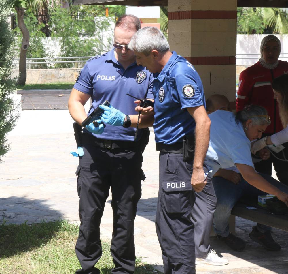 Antalya’da şok olay!  Eşiyle tartıştı: Parkta tabancayla kendini vurdu