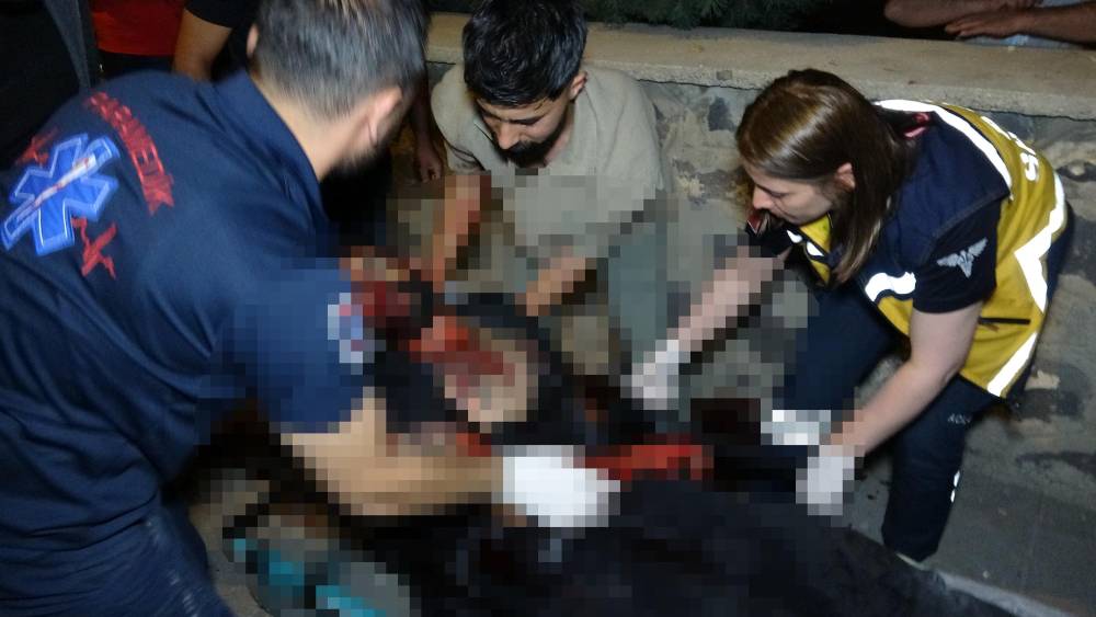 Erzurum'da gece yarısı dehşet: Bıçaklı kavgada ortalık kan gölüne döndü!