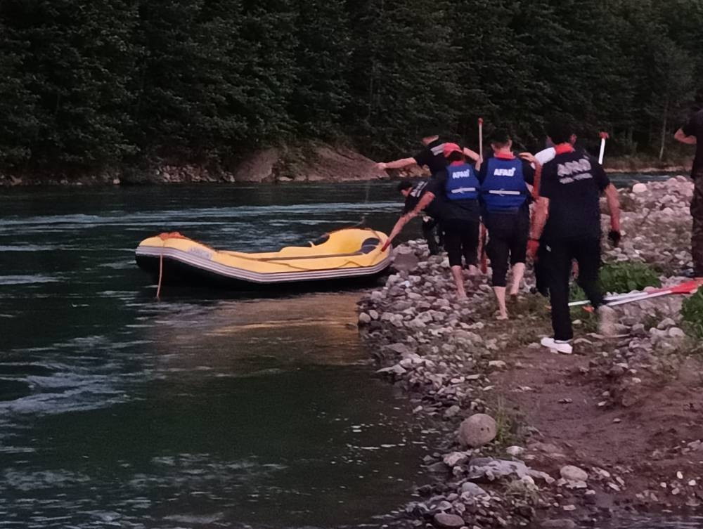 Harşit Çayı’nda can pazarı! AFAD botla harekata geçti