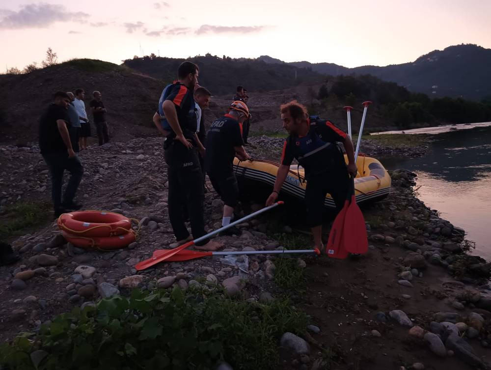 Harşit Çayı’nda can pazarı! AFAD botla harekata geçti