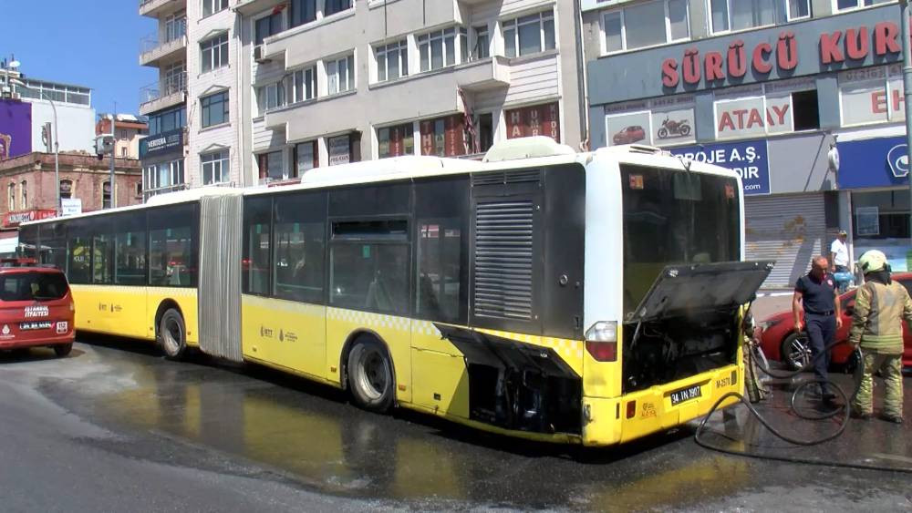 İETT otobüsü alev aldı! Yolcular tahliye edildi