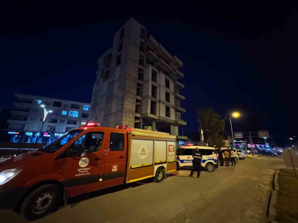 Trafik cezasına kızdı, binanın tepesine çıktı!