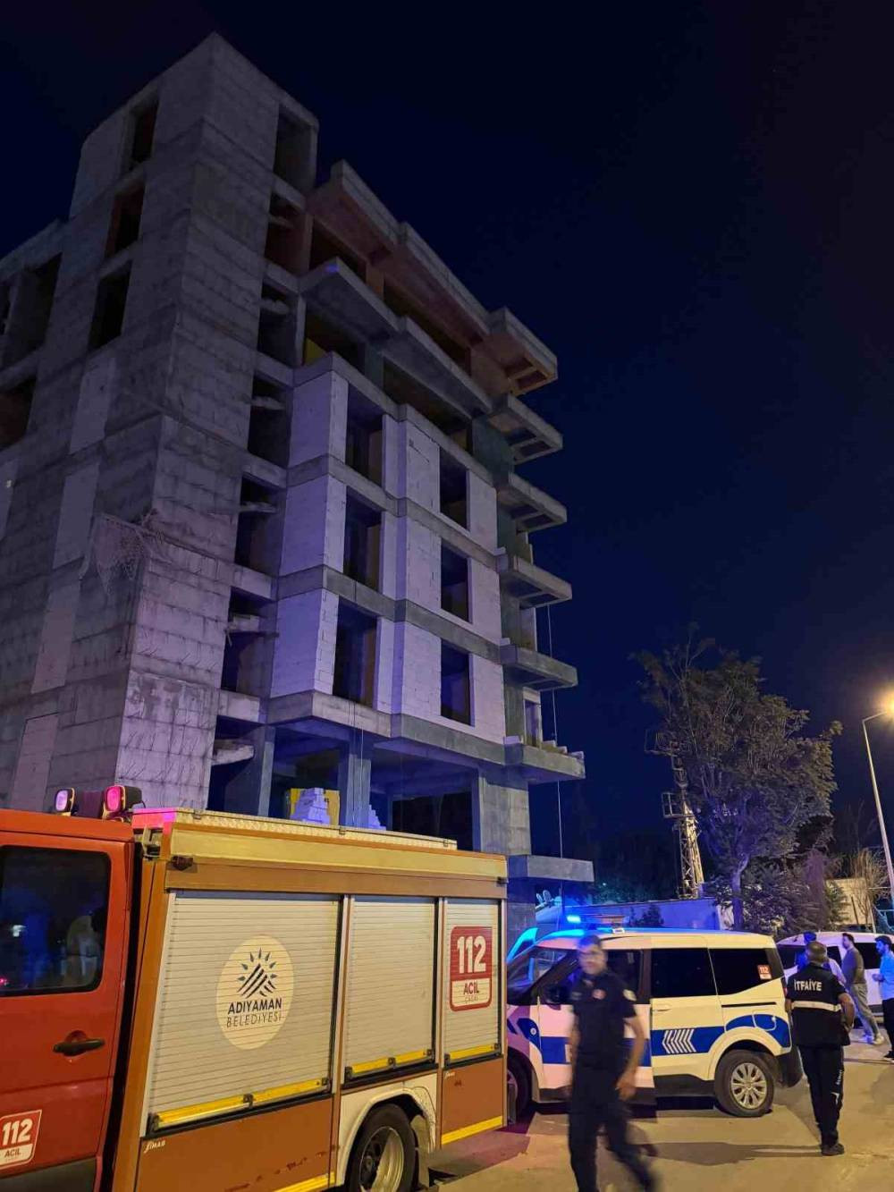 Trafik cezasına kızdı, binanın tepesine çıktı!