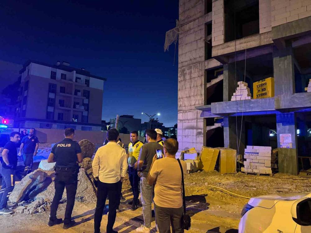 Trafik cezasına kızdı, binanın tepesine çıktı!