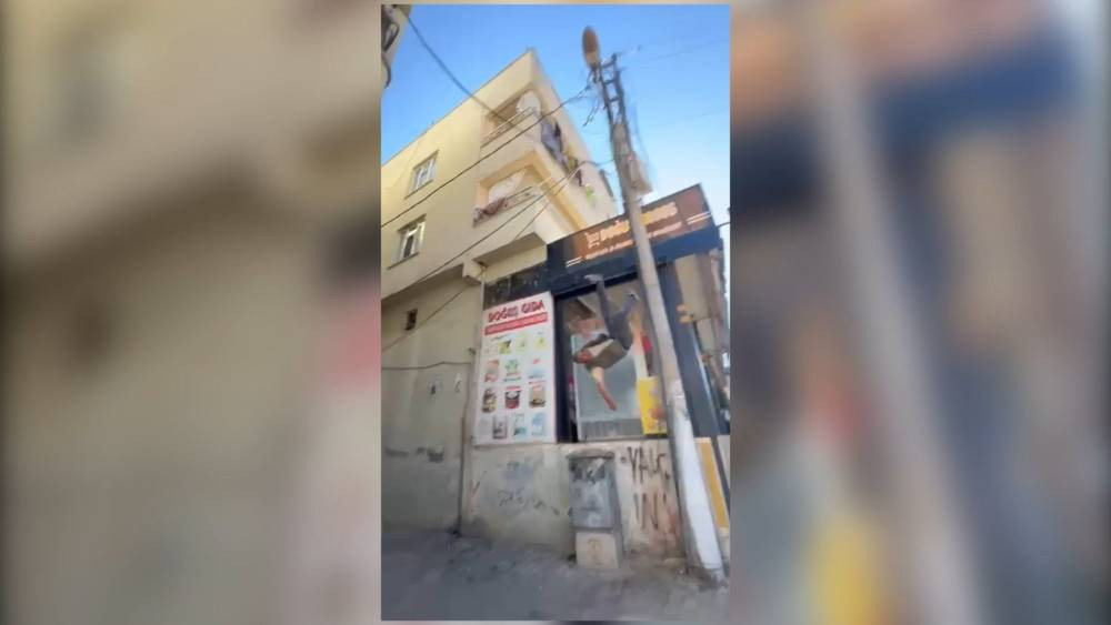 Şanlıurfa’da elektrik direğinde dehşet anları