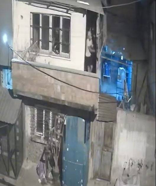 Adana’da balkondan balkona silahlı çatışma!