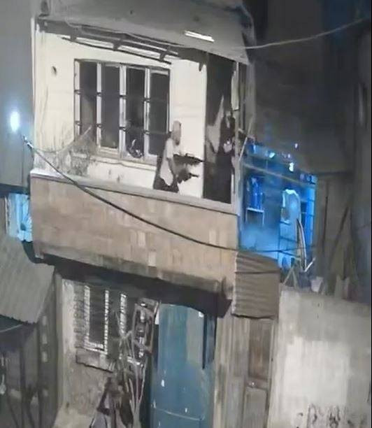 Adana’da balkondan balkona silahlı çatışma!