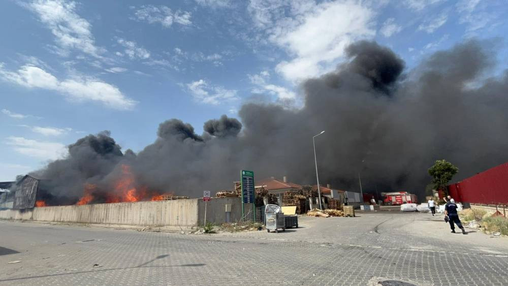 Eskişehir’de alevler durdurulamadı! Fabrikalar kül oldu