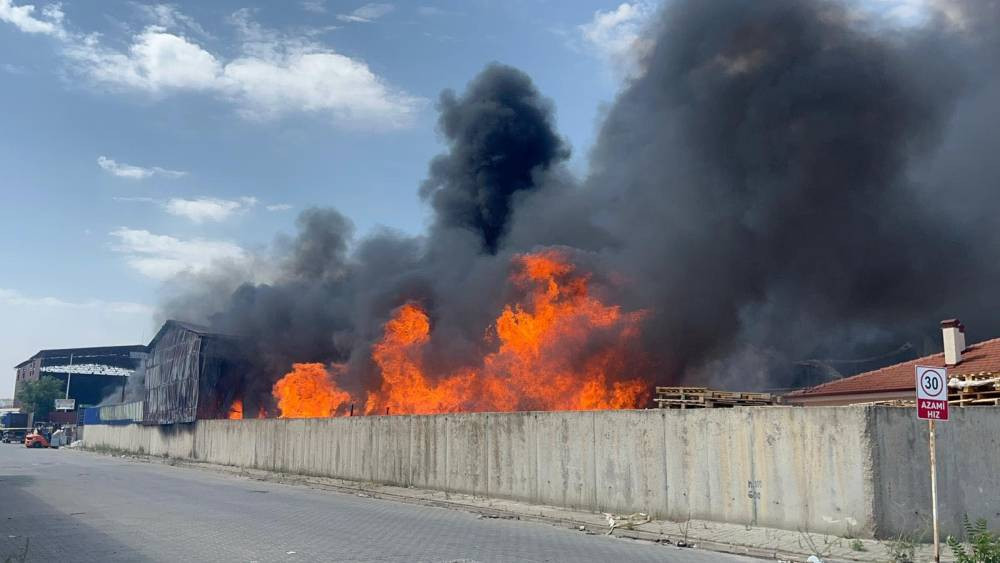 Eskişehir’de alevler durdurulamadı! Fabrikalar kül oldu
