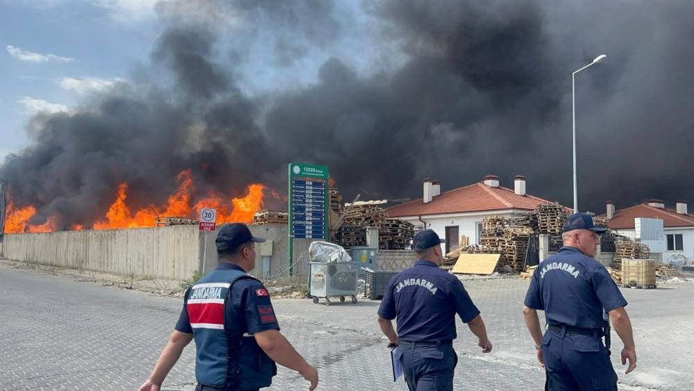 Eskişehir’de alevler durdurulamadı! Fabrikalar kül oldu