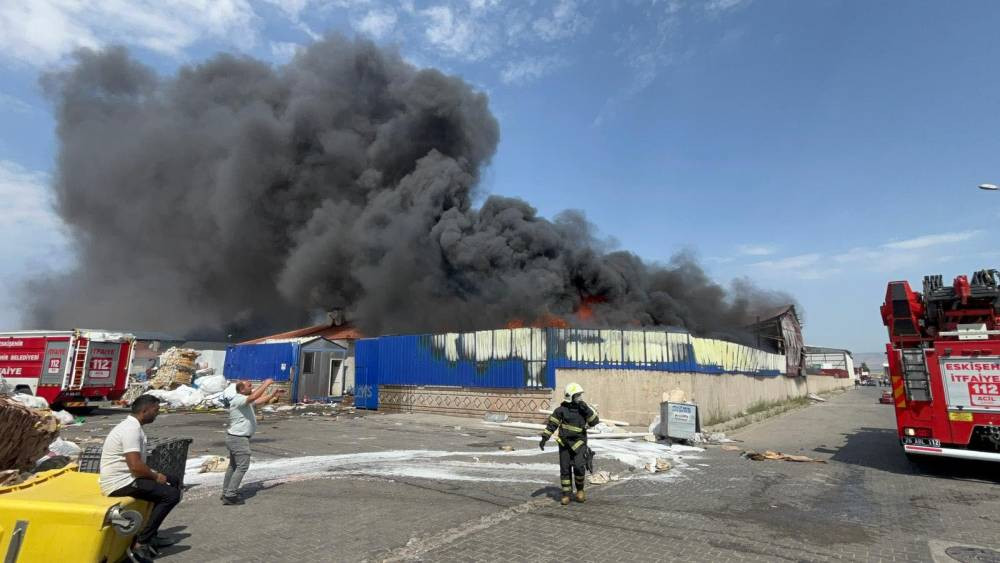 Eskişehir’de alevler durdurulamadı! Fabrikalar kül oldu