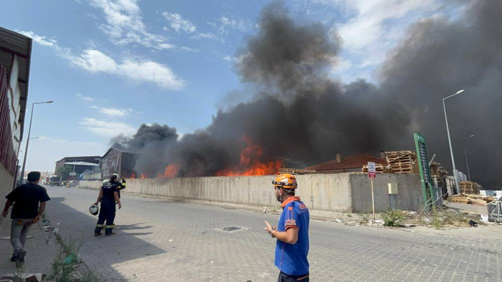 Eskişehir’de alevler durdurulamadı! Fabrikalar kül oldu