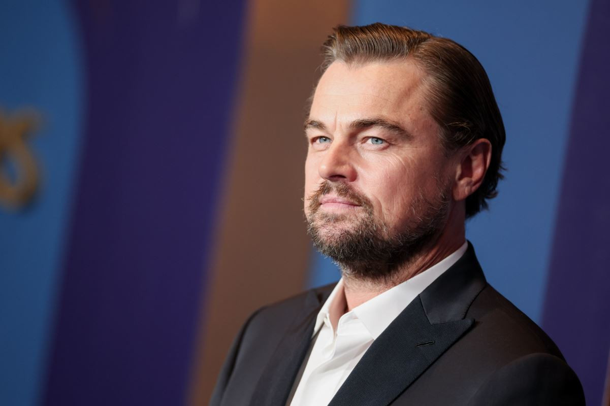 hollywood-yildizi-leonardo-dicaprio-ibizada-polis-cevirmesine-takildi-taninmayinca-saskina-dondu-yenicag-17.jpg
