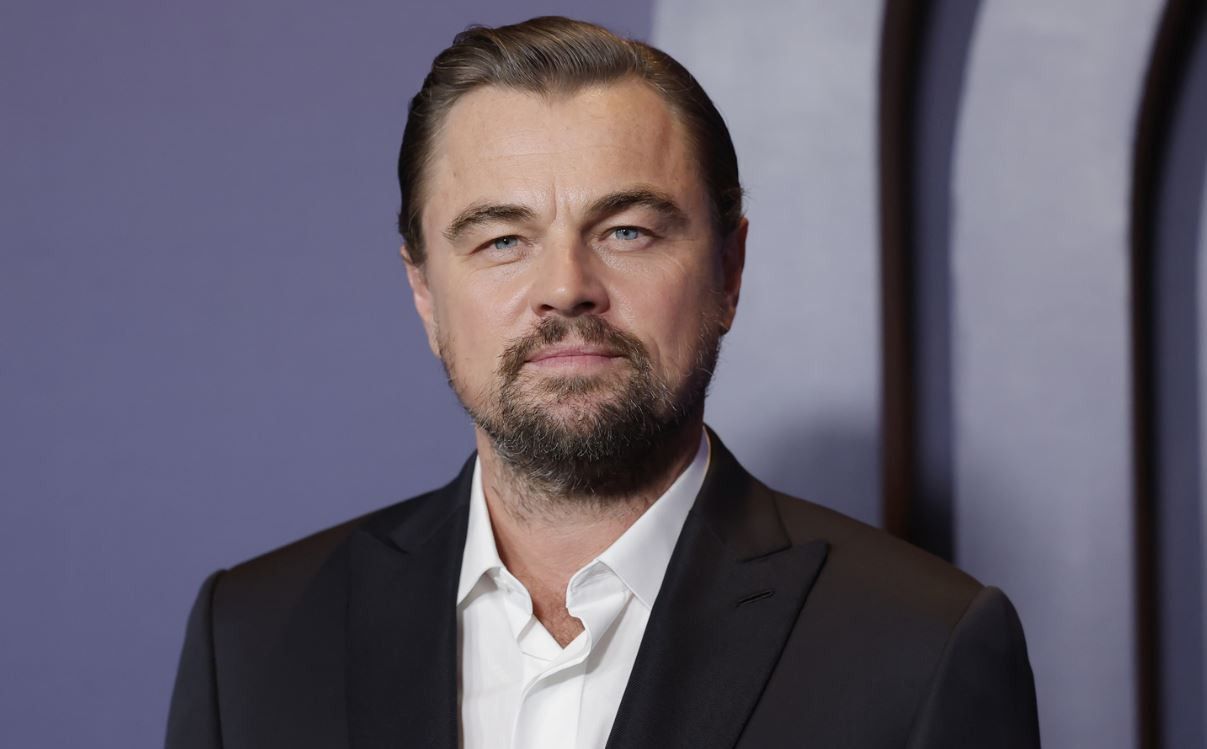 hollywood-yildizi-leonardo-dicaprio-ibizada-polis-cevirmesine-takildi-taninmayinca-saskina-dondu-yenicag-26.jpg
