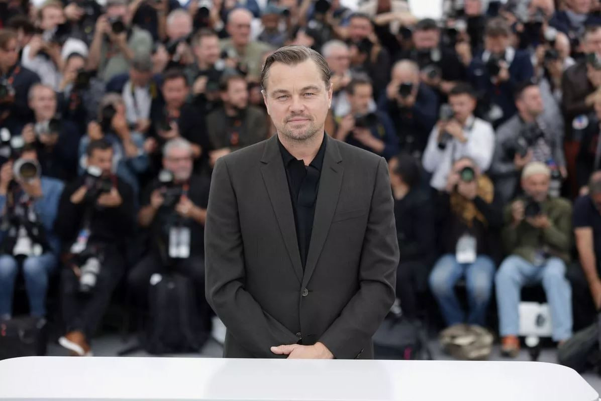 hollywood-yildizi-leonardo-dicaprio-ibizada-polis-cevirmesine-takildi-taninmayinca-saskina-dondu-yenicag-33.jpg