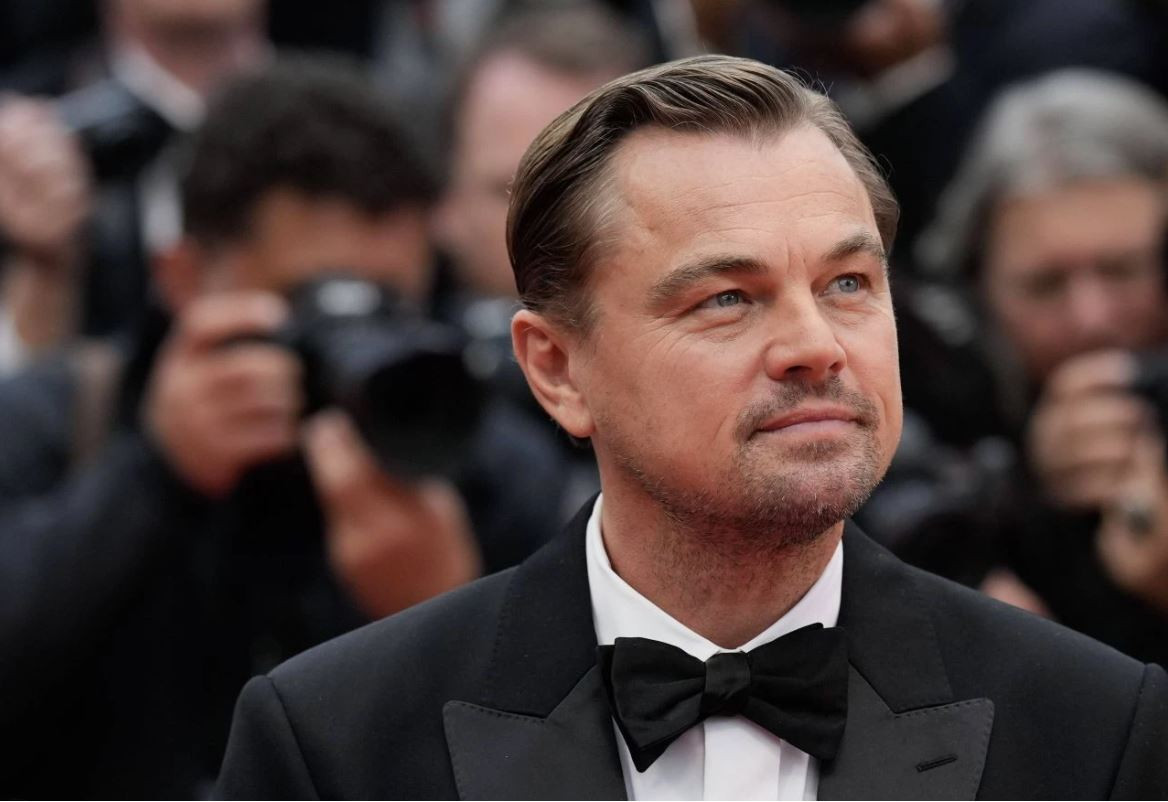 hollywood-yildizi-leonardo-dicaprio-ibizada-polis-cevirmesine-takildi-taninmayinca-saskina-dondu-yenicag-38.jpg