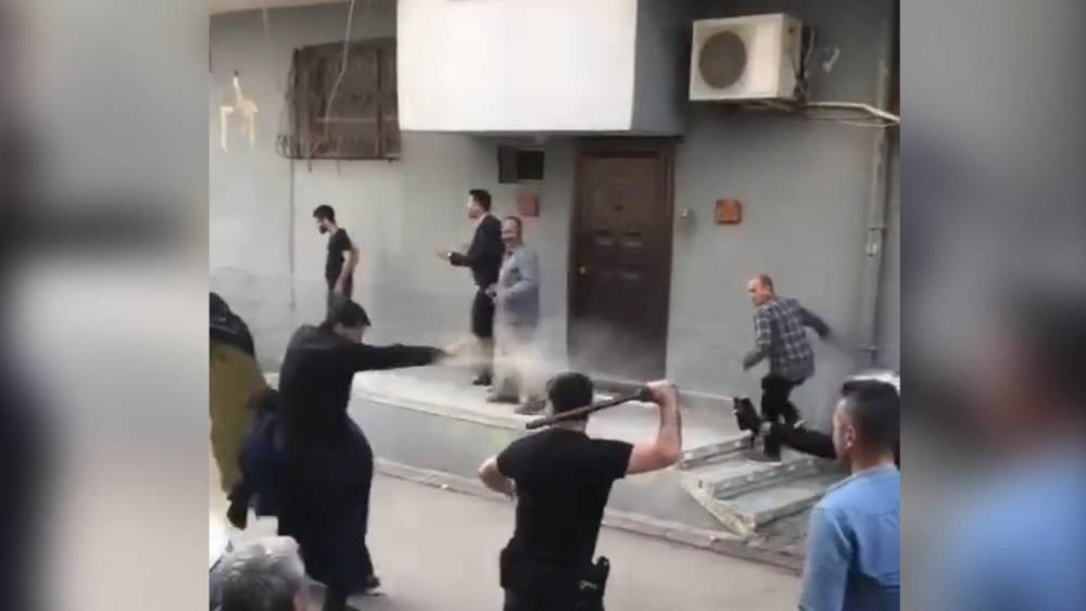 Komşular çatıştı, polis biber gazı ve copla ayırdı!