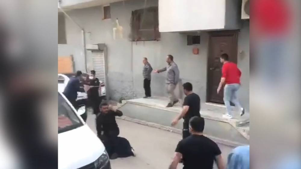 Komşular çatıştı, polis biber gazı ve copla ayırdı!